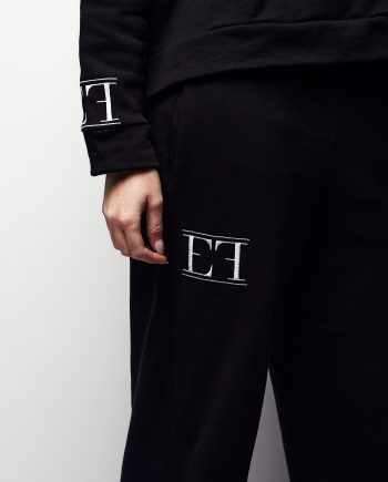 conjunto de sudadera y pantalón de chandal en color negro con detalles de estefanía francisco zoom detalles logo