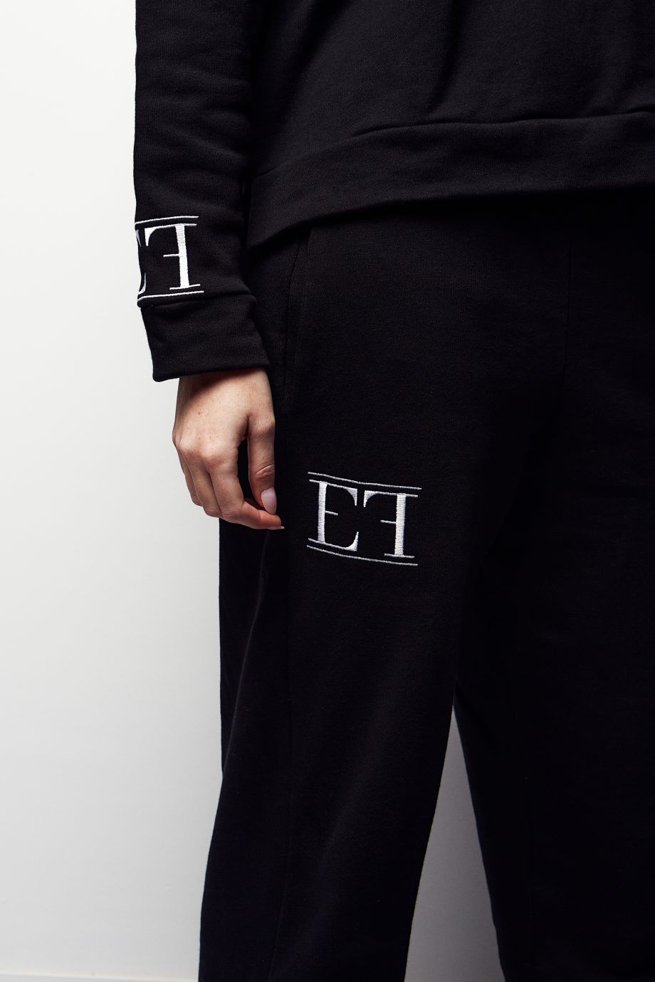 conjunto de sudadera y pantalón de chandal en color negro con detalles de estefanía francisco zoom detalles logo