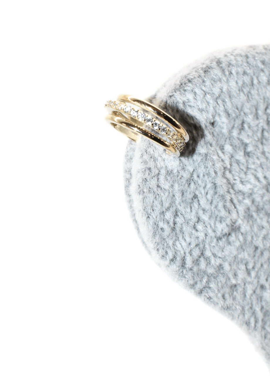 Ear cuff dorado con brillo