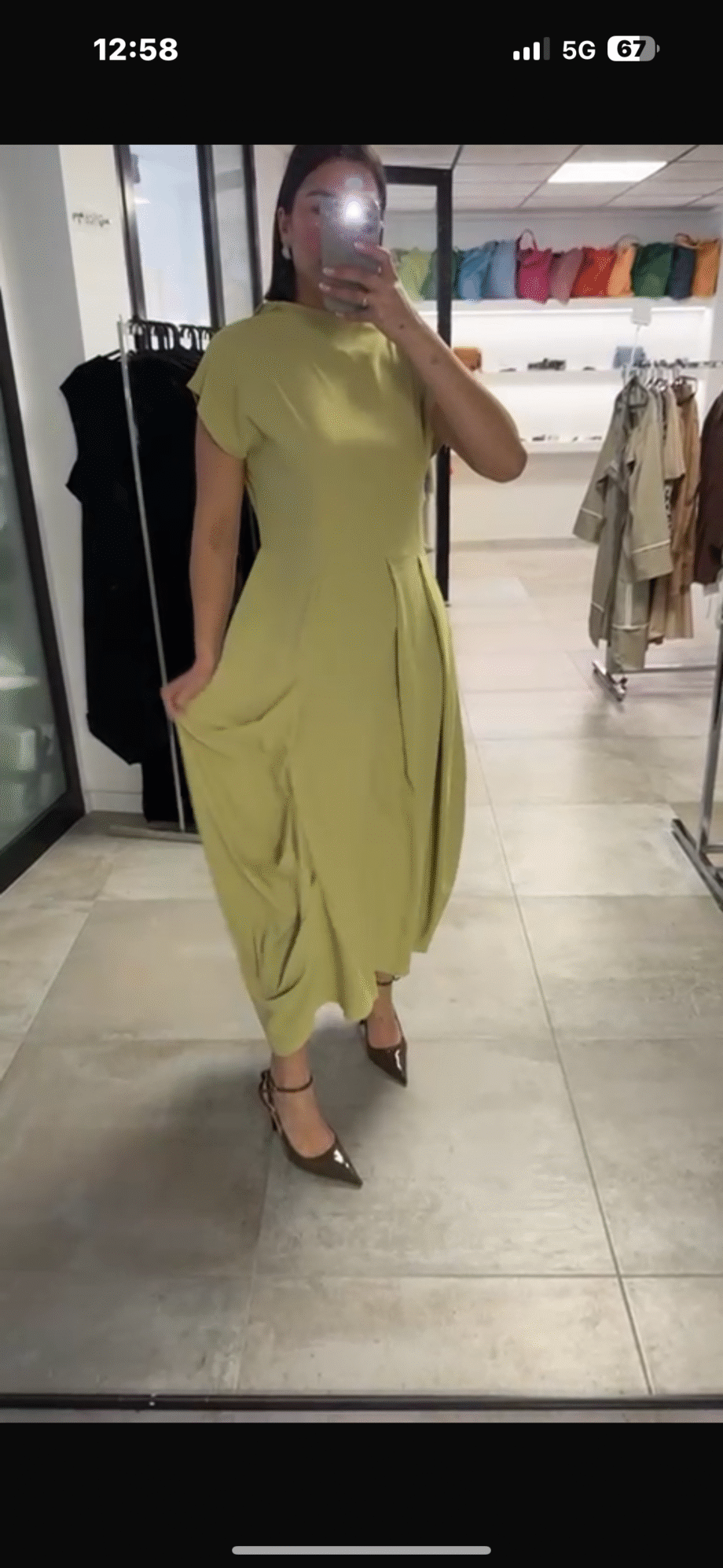 Vestido lima y bolso flecos
